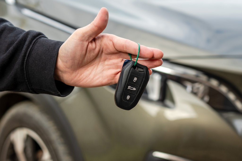 What to Do When You Lock Your Keys in Your Car Without Spare:A Comprehensive Guide